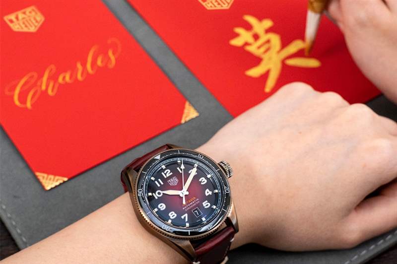 泰格豪雅TAG Heuer送上新春驚喜！推出Autavia特別版紅色腕表及個人專屬利是封-復(fù)刻表