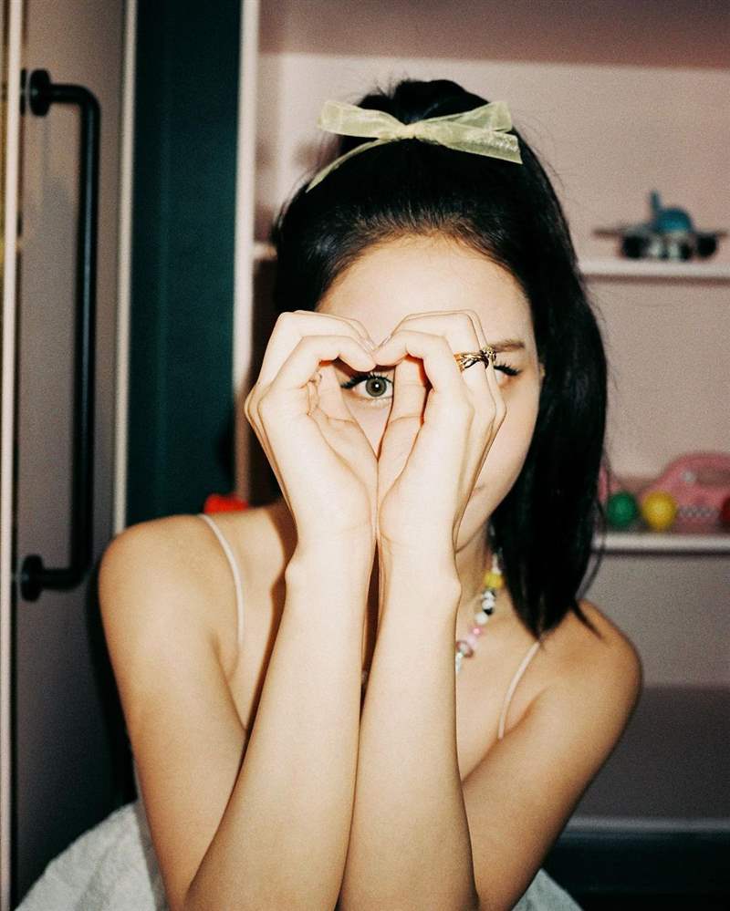 BLACKPINK Jisoo私服珠寶手表造型特搜! Jisoo私服珠寶手表造型特搜!「卡地亞Tank表、LOVE戒指」打造都會個性范本-復刻表