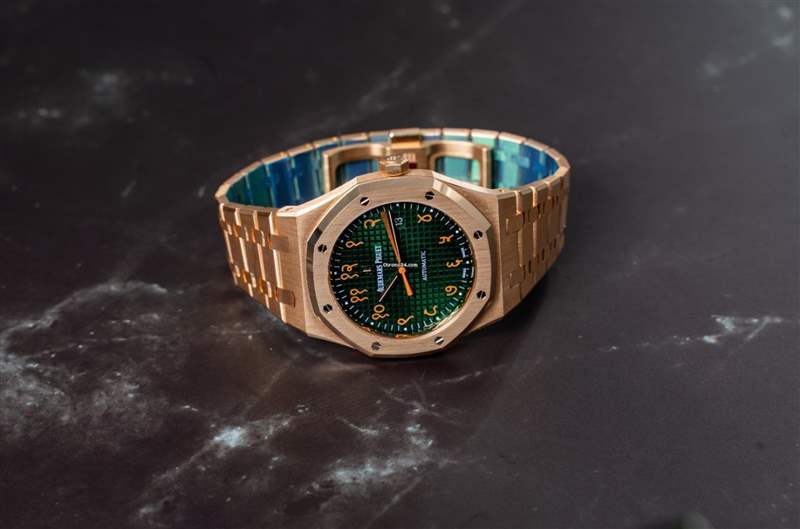 富有印度地方特色的皇家橡樹15400OR因為數量非常稀少且又很特別,所以在二級市場的身價也比一般版高出許多。(chrono24.hk) AP皇家橡樹4款玫瑰金鏤空手表最新行情 這款年內升幅逾9成已停產-復刻表