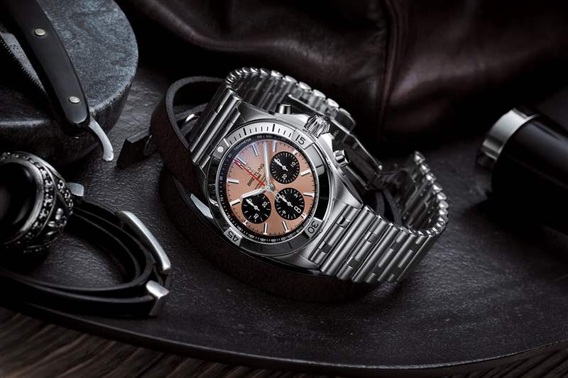 百年靈 Chronomat B01 42,帶有銅色表盤和黑色對(duì)比色計(jì)時(shí)盤