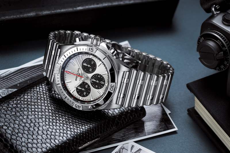 百年靈 Chronomat B01 42,銀色表盤和黑色對(duì)比色計(jì)時(shí)盤