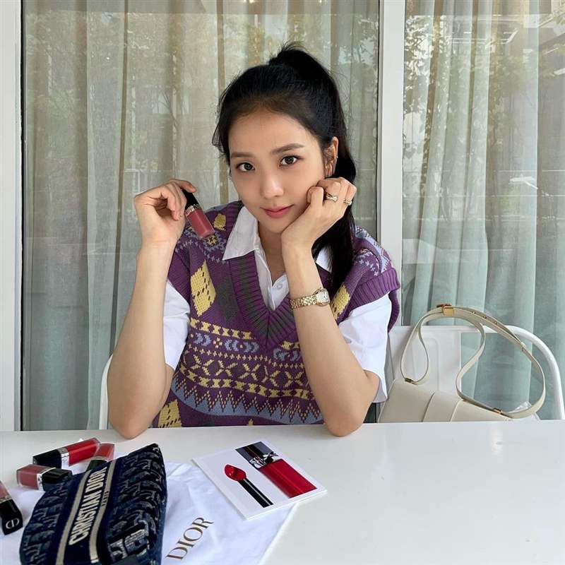 BLACKPINK Jisoo私服珠寶手表造型特搜! Jisoo私服珠寶手表造型特搜!「卡地亞Tank表、LOVE戒指」打造都會個性范本-復刻表