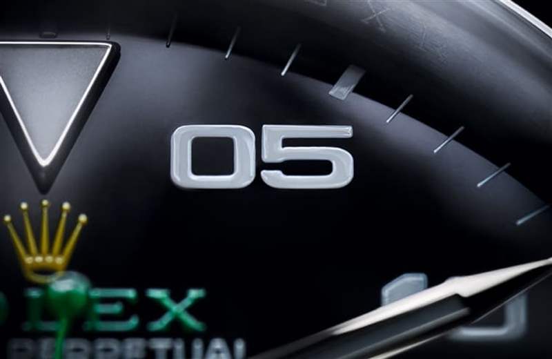 面盤5分鐘刻度前面多加一個0,使得面盤整體以5分鐘為單位的刻度更有一致性。(Rolex) Rolex|勞力士新款Air-King換湯不換藥?6大規格價格差異一次看-復刻表