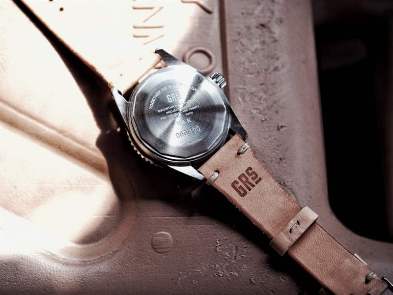 為重塑上世紀50年代的舊香港風情,GrowthRing & Supply更刻意將表面老化,使用俗稱「Tropical GrowthRing & Supply腕表企劃搭載老香港-復刻表