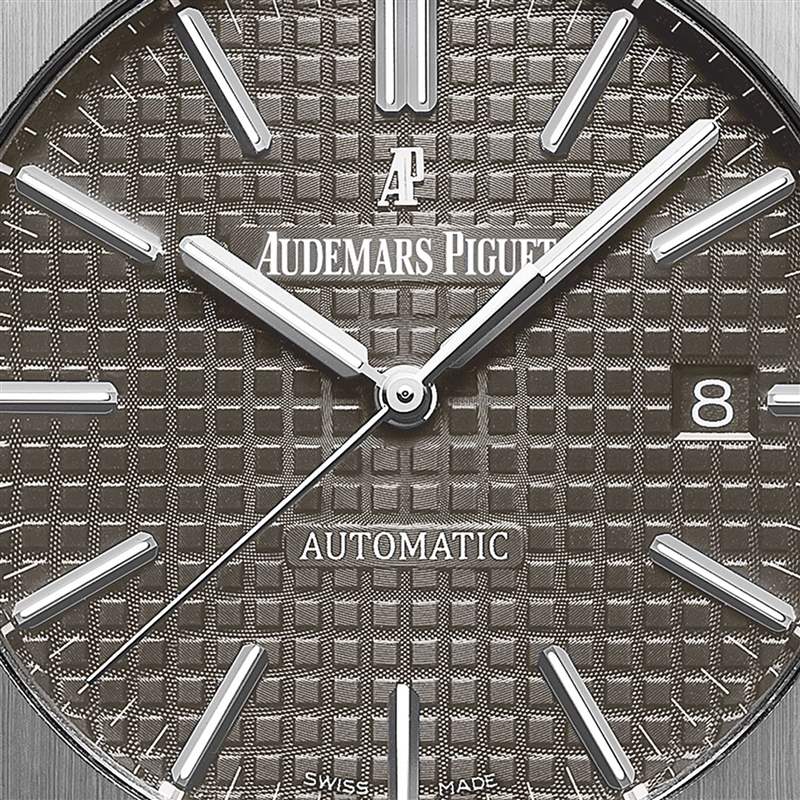 灰面的15450ST身價(jià)介於藍(lán)面與銀面之間,過去一年中價(jià)格漲幅達(dá)57%。(Source:IG@audemarspiguet) AP皇家橡樹絕版15450ST手表最新行情藍(lán)色面盤比灰銀款貴2萬美金-復(fù)刻表