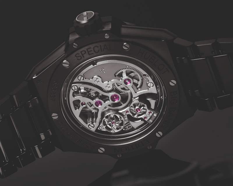 HUBLOT宇舶極致工藝表現(xiàn)一體式陶瓷陀飛輪三問腕表技術(shù)要求極高-復(fù)刻表
