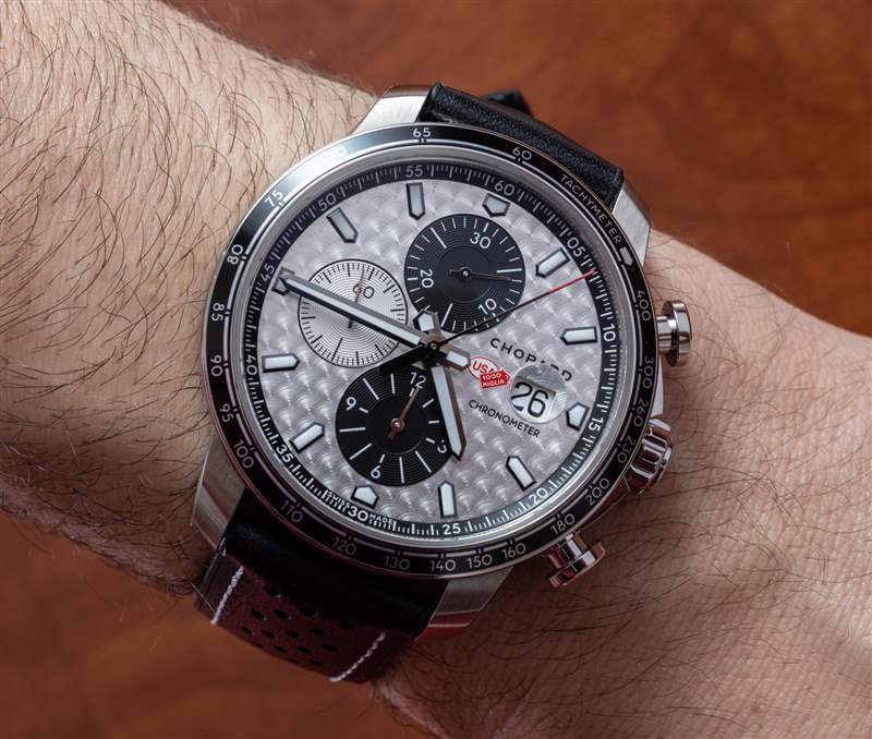 駕駛California Mille 復(fù)古跑車?yán)惖囊惶?，佩戴蕭邦腕?復(fù)刻表