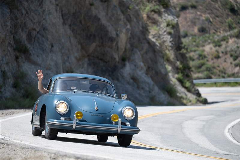 駕駛California Mille 復(fù)古跑車?yán)惖囊惶?，佩戴蕭邦腕?復(fù)刻表