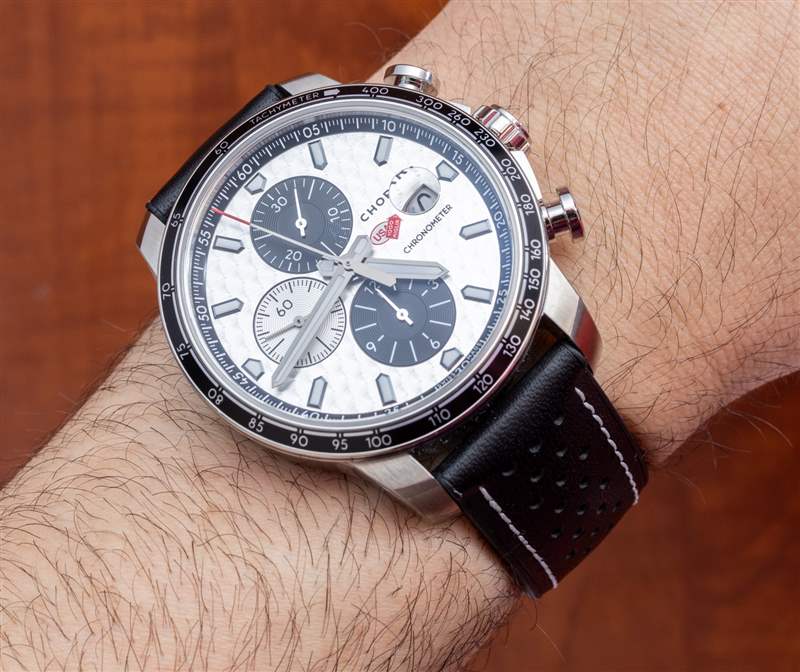 駕駛California Mille 復(fù)古跑車?yán)惖囊惶?，佩戴蕭邦腕?復(fù)刻表