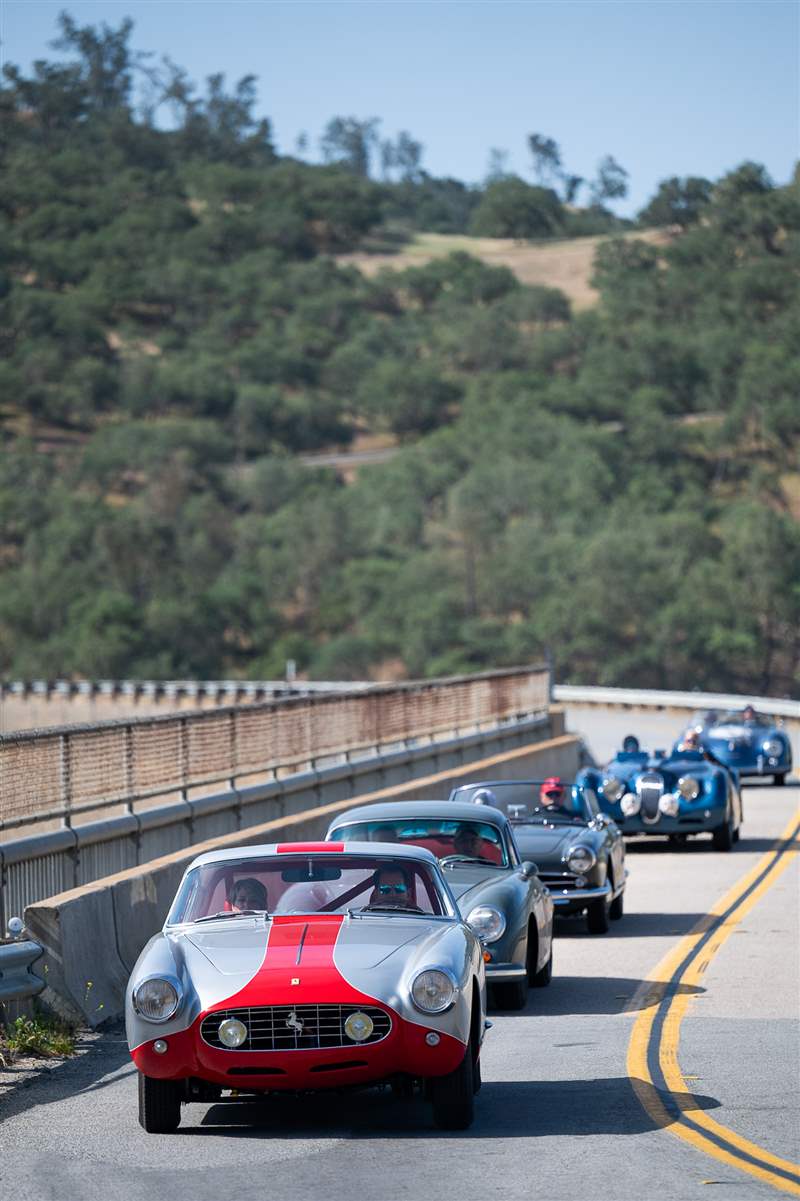 駕駛California Mille 復(fù)古跑車?yán)惖囊惶?，佩戴蕭邦腕?復(fù)刻表