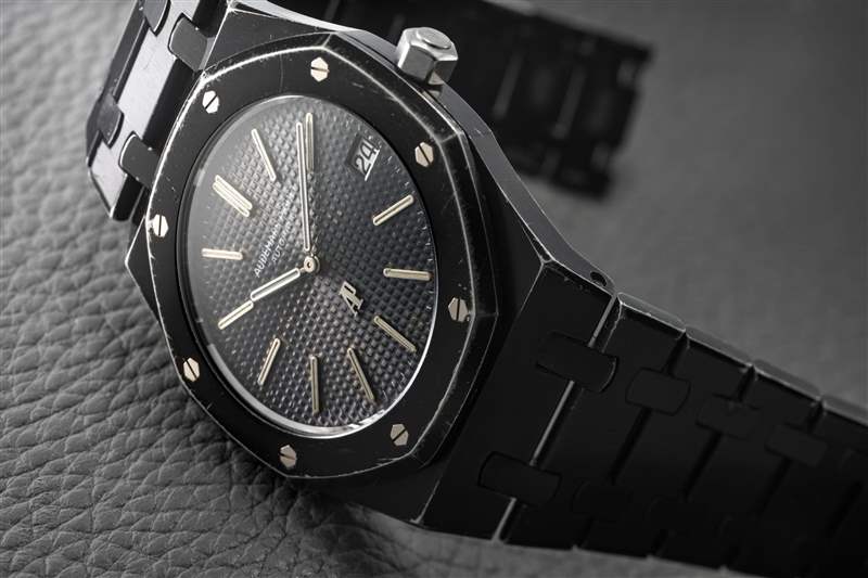 香奈兒設(shè)計(jì)師和哥特勛爵卡爾·拉格斐佩戴的皇家橡樹-復(fù)刻表