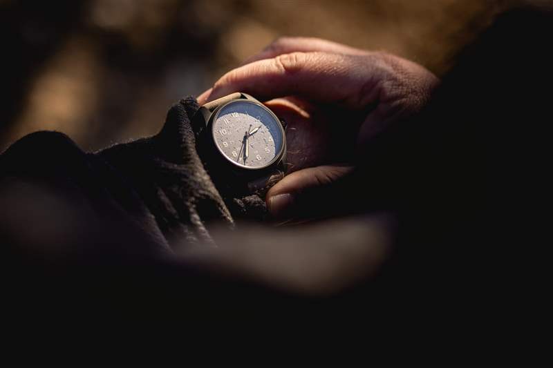 推出全新漢密爾頓卡其野戰系列鈦金屬自動腕表，演繹經典設計-復刻表