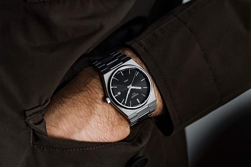 偷比。帶有集成手鏈的不銹鋼手表不是來自通常的嫌疑人-復(fù)刻表