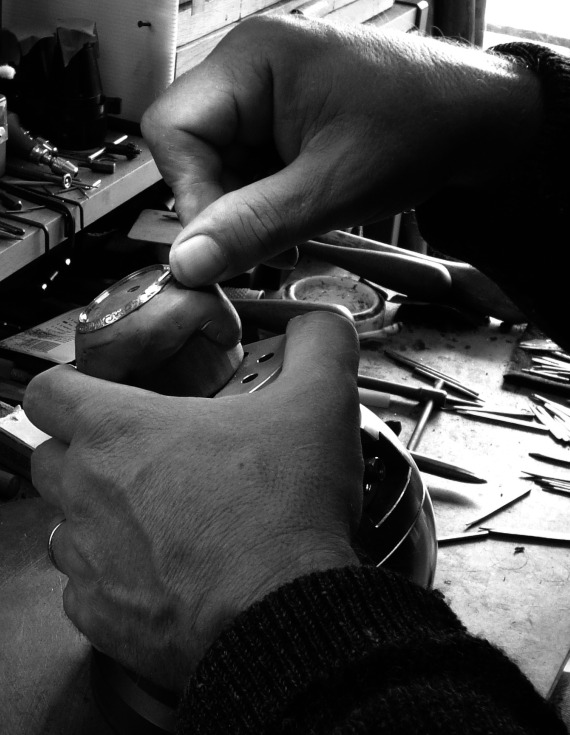 Andrew Biggs engraving Magrette Kupe's Voyage bezel 很像沛納海的馬格萊特Magrete庫佩之旅限量版腕表-復刻表