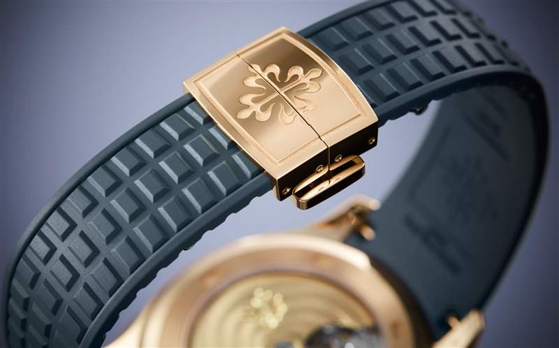 5261R采用玫瑰金表殼,至于藍灰色調的橡膠表帶以及面盤與系列前作Aquanaut Luce 5067A有似曾相識的味道。 (PATEK PHILIPPE) 不讓PP金鷹系列專美百達翡麗運動手表Aquanaut首度迎來年歷功能-復刻表