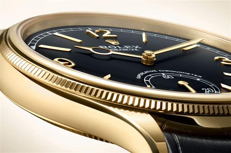 1908系列一律採用貴金屬錶殼,錶圈部分則以坑紋與圓拱型組成。(Rolex官網) 勞力士1908正裝表透明底蓋增賞玩性名字背后意義非凡-復刻表