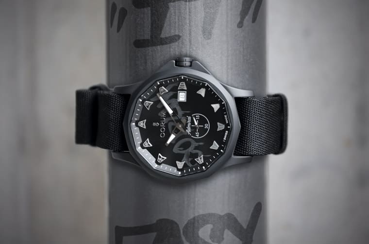 昆侖表海軍上將小三針以陶瓷表殼結(jié)合涂鴉藝術(shù)揮灑現(xiàn)代風(fēng)格-復(fù)刻表